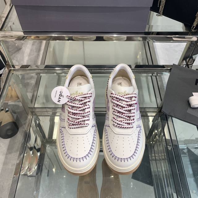 女款 顶级版本 Hogan霍根 24 Cnew Arrival H630系列 最新配色 厚底饼干鞋 休闲运动鞋 运动鞋糅合篮球元素和品牌传统设计，再现复古动感风